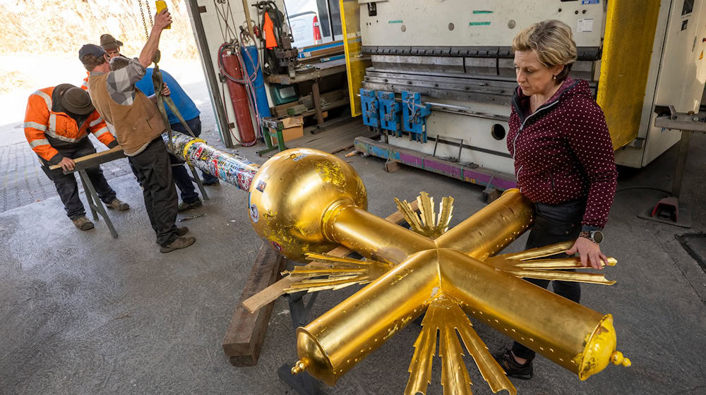 Die Familie der zuständigen Kunstschmiedin hat eine enge Verbindung zum Zugspitz-Kreuz.  / Foto: Peter Kneffel/dpa