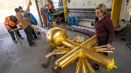 Die Familie der zuständigen Kunstschmiedin hat eine enge Verbindung zum Zugspitz-Kreuz.  / Foto: Peter Kneffel/dpa