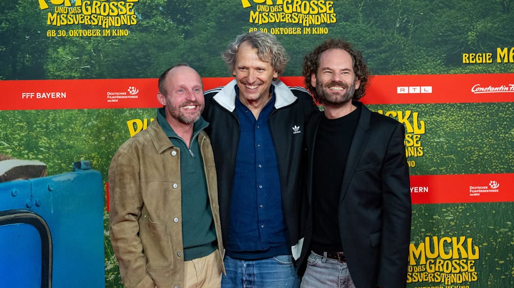 Florian Brückner (l) spielt Meister Eder, Maxi Schafroth (r) spricht den Pumuckl. / Foto: Lennart Preiss/dpa