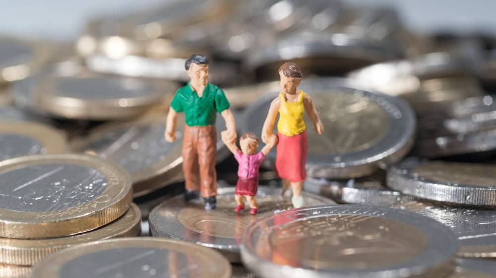 Eltern kleiner Kinder müssen in Bayern jetzt mit weniger Geld zurechtkommen (Symbolbild). / Foto: Marc Müller/dpa