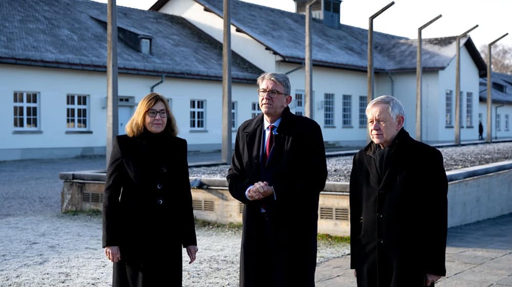 Kulturstaatsminister Wolfram Weimer (M.) hat die KZ-Gedenkstätte in Dachau besucht. / Foto: Sven Hoppe/dpa