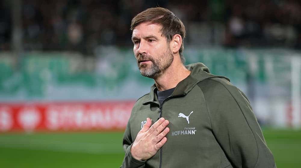 Trainer Thomas Kleine kündigt die Entscheidung für das Tor an. / Foto: Daniel Karmann/dpa