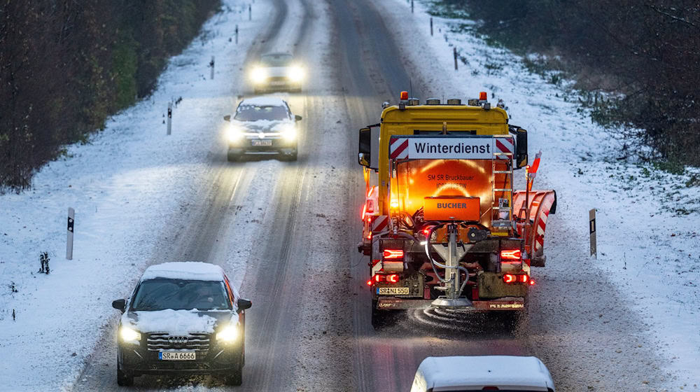 Leichter Schneefall und glatte Straßen prägen das Winterwetter in Bayern. (Symbolbild) / Foto: Armin Weigel/dpa