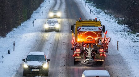 Leichter Schneefall und glatte Straßen prägen das Winterwetter in Bayern. (Symbolbild) / Foto: Armin Weigel/dpa