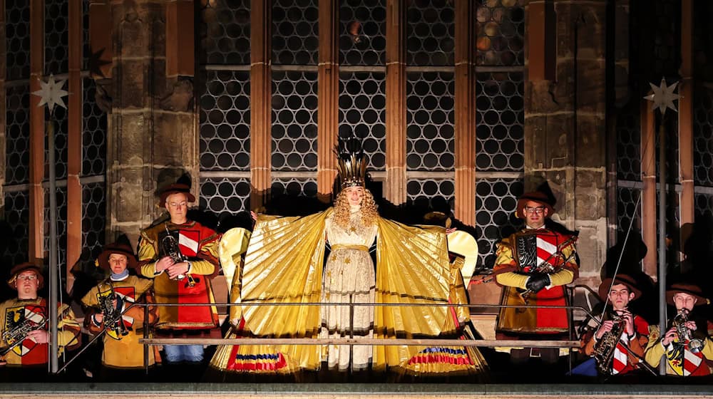 So prunkvoll wie hier bei der Eröffnung des Nürnberger Christkindlesmarktes 2024 soll auch das Kostüm des neuen Christkinds Nora Falk aussehen. (Archivbild) / Foto: Daniel Karmann/dpa