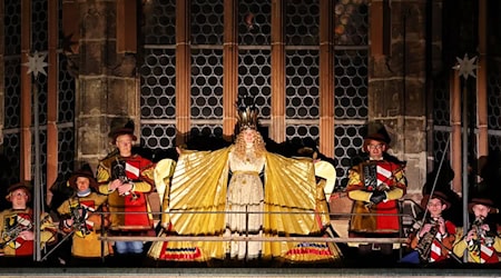 So prunkvoll wie hier bei der Eröffnung des Nürnberger Christkindlesmarktes 2024 soll auch das Kostüm des neuen Christkinds Nora Falk aussehen. (Archivbild) / Foto: Daniel Karmann/dpa