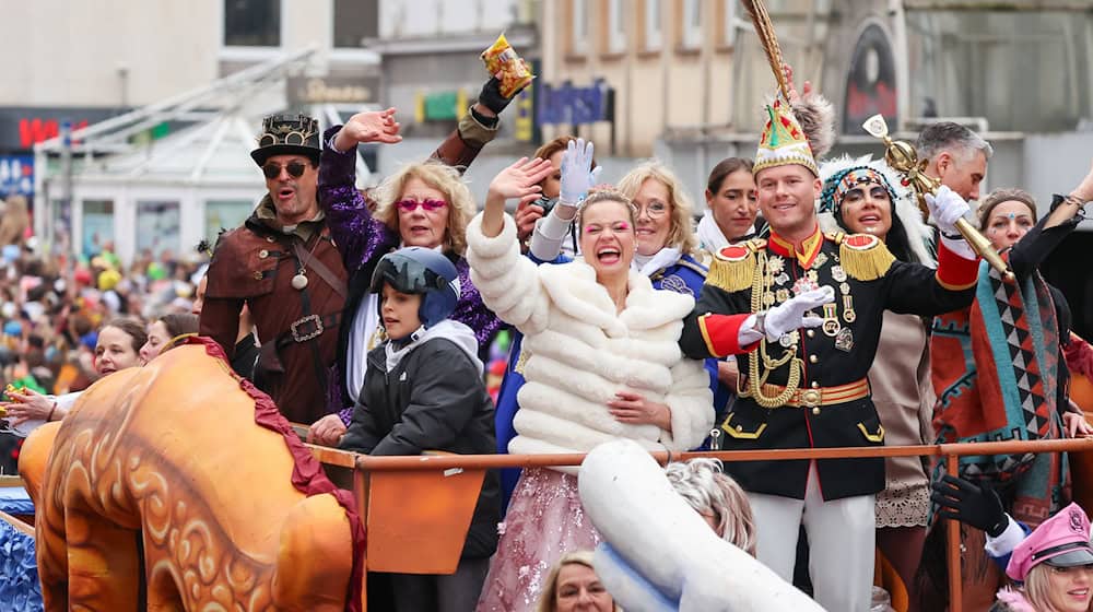 Die Prinzenpaare fahren bei Umzügen oft auf Wagen mit. (Archivbild) / Foto: Daniel Löb/dpa