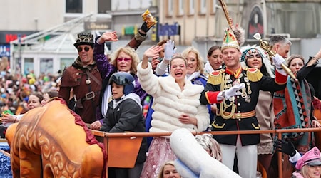 Die Prinzenpaare fahren bei Umzügen oft auf Wagen mit. (Archivbild) / Foto: Daniel Löb/dpa