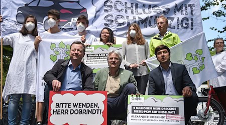 Martin Geilhufe (rechts) ist seit vielen Jahren für den Bund Naturschutz in Bayern aktiv. Nun übernimmt er den Landesvorsitz von Richard Mergner (mitte), da dieser sich aus gesundheitlichen Gründen zurückziehen muss. (Archivbild) / Foto: picture alliance / Andreas Gebert/dpa