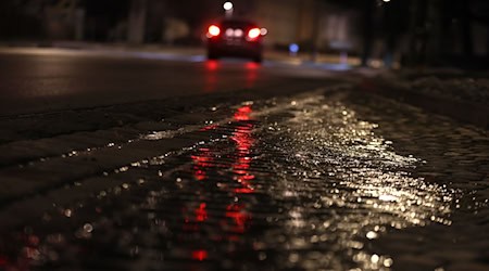 Seit dem Morgen gibt es in Niederbayern vermehrt Unfälle auf glatten Straßen. (Symbolbild) / Foto: Karl-Josef Hildenbrand/dpa
