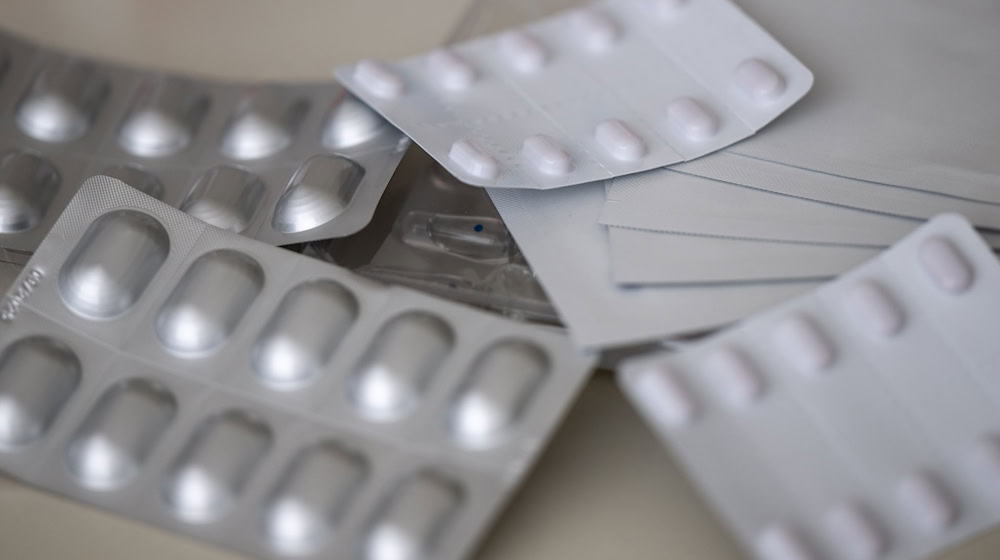 Die synthetischen Fentanyl, Tilidin und Oxycodon sind als Schmerzmittel zugelassen, haben in den USA jedoch eine verheerende Drogenepidemie ausgelöst. (Symbolbild) / Foto: Monika Skolimowska/dpa