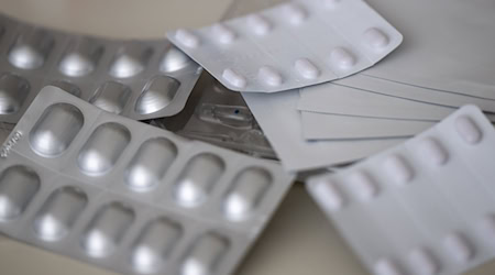 Die synthetischen Fentanyl, Tilidin und Oxycodon sind als Schmerzmittel zugelassen, haben in den USA jedoch eine verheerende Drogenepidemie ausgelöst. (Symbolbild) / Foto: Monika Skolimowska/dpa