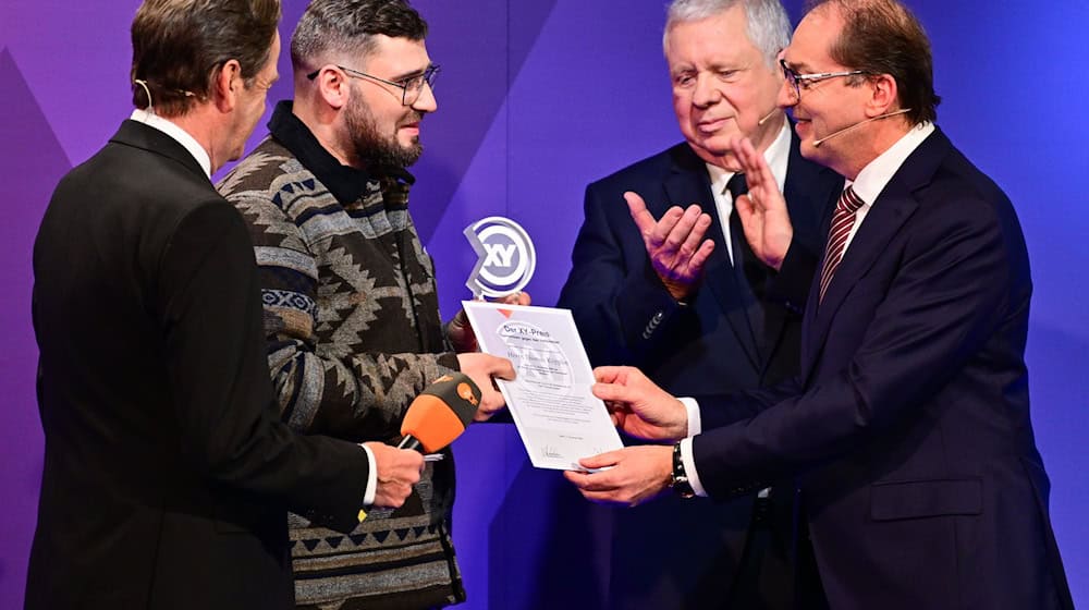 Thomas Köpplin (zweiter von links) aus Schweinfurt wurde geehrt.  / Foto: Sebastian Christoph Gollnow/dpa