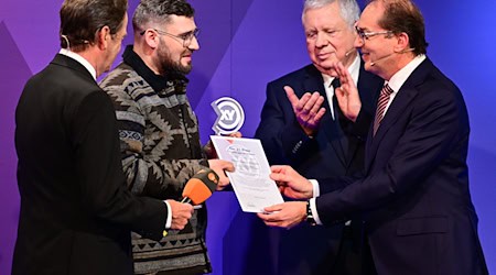 Thomas Köpplin (zweiter von links) aus Schweinfurt wurde geehrt.  / Foto: Sebastian Christoph Gollnow/dpa