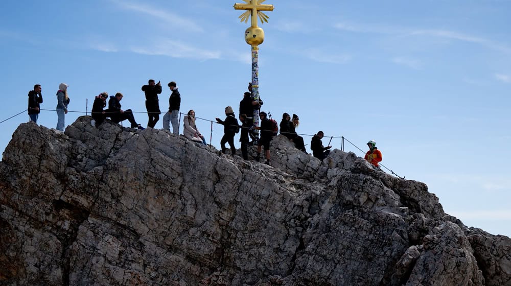 Das Gipfelkreuz ist mit Hunderten Stickern beklebt. (Archivbild) / Foto: Sven Hoppe/dpa