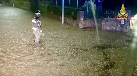 In der Region hatte es in den vergangenen Tagen heftig geregnet. Zahlreiche Straßen sind überschwemmt. Viele Keller stehen unter Wasser.  / Foto: Vigili del Fuoco/dpa