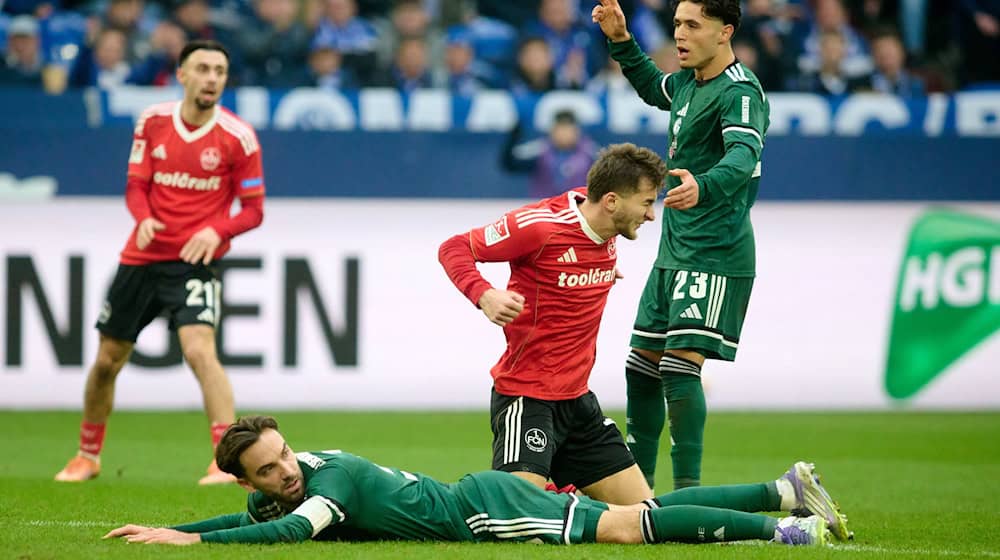 Die Nürnberger kämpften auf Schalke verbissen. / Foto: Bernd Thissen/dpa