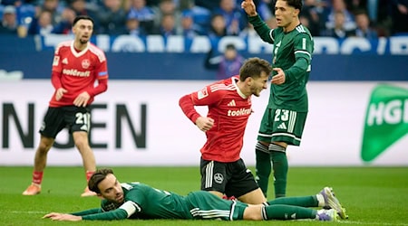 Die Nürnberger kämpften auf Schalke verbissen. / Foto: Bernd Thissen/dpa