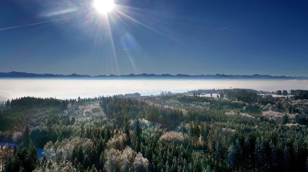 Die Sonne schien im abgelaufenen Jahr lange über Bayern: Fast 2.000 Stunden zählte der Deutsche Wetterdienst in einer vorläufigen Auswertung. (Archivbild) / Foto: Karl-Josef Hildenbrand/dpa