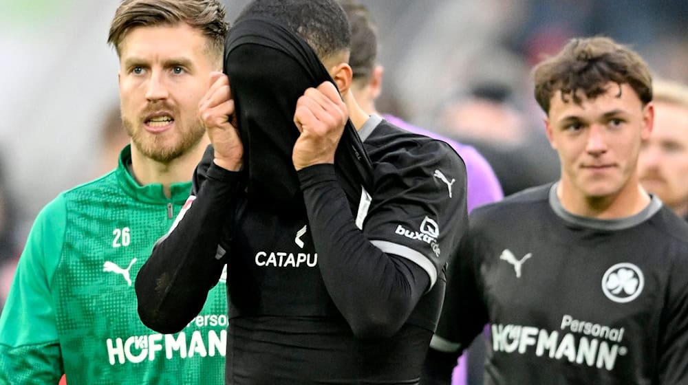 Die Fürther Hinrunde endete beim 1:2 in Düsseldorf enttäuschend: Maximilian Dietz verbirgt sein Gesicht.  / Foto: Anke Waelischmiller/dpa