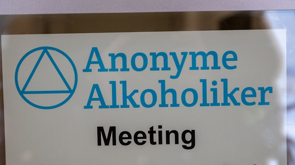 Die Anonymen Alkoholiker wollen auch an den Feiertagen eine Anlaufstelle für Hilfesuchende sein. (Illustration) / Foto: Peter Kneffel/dpa