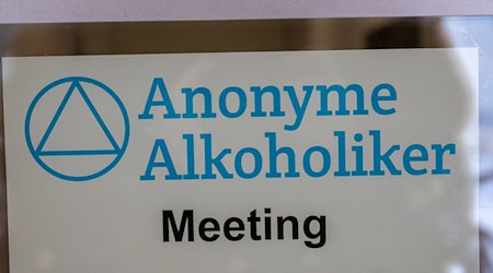 Die Anonymen Alkoholiker wollen auch an den Feiertagen eine Anlaufstelle für Hilfesuchende sein. (Illustration) / Foto: Peter Kneffel/dpa