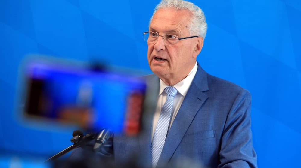 Der bayerische Innenminister, Joachim Herrmann (CSU), sieht keinen Anlass auf den Besuch von Weihnachtsmärkten zu verzichten. (Archivbild) / Foto: Karl-Josef Hildenbrand/dpa