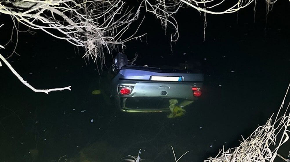 Die vier jungen Menschen kamen leicht verletzt ins Krankenhaus.  / Foto: ---/ Polizei Lichtenfels/dpa