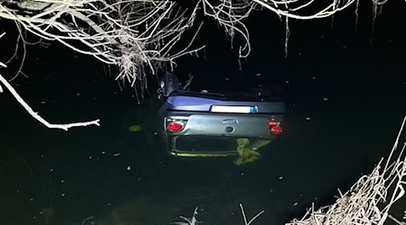 Die vier jungen Menschen kamen leicht verletzt ins Krankenhaus.  / Foto: ---/ Polizei Lichtenfels/dpa