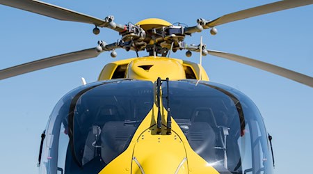 Ein Rettungshubschrauber flog den Mann mit schweren Verletzungen ins Krankenhaus. (Symbolbild) / Foto: Fabian Sommer/dpa
