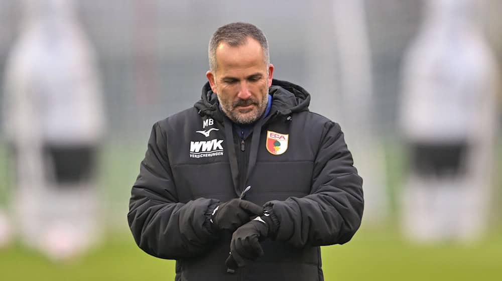 Es wird Zeit für den FC Augsburg um Interimstrainer Manuel Baum, in die Spur zu kommen. / Foto: Peter Kneffel/dpa