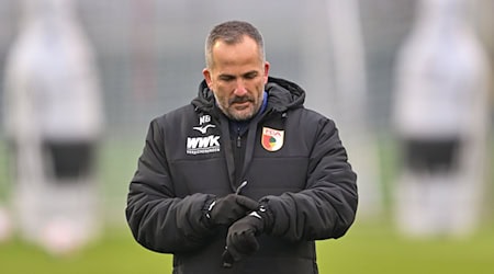 Es wird Zeit für den FC Augsburg um Interimstrainer Manuel Baum, in die Spur zu kommen. / Foto: Peter Kneffel/dpa