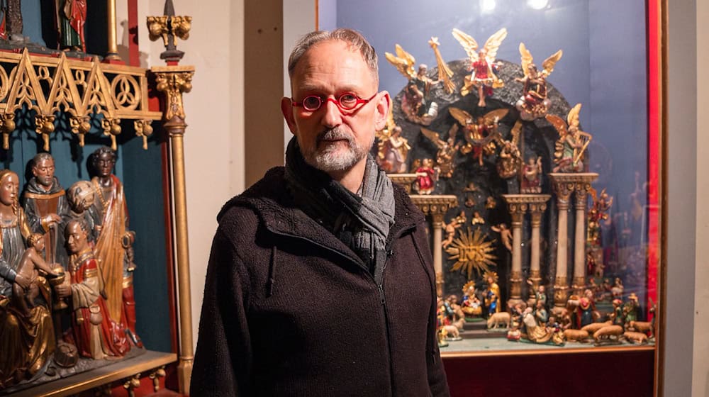 Erk Baumann gründete das Bamberger Krippenmuseum im Jahr 2001 und ist gleichzeitig Museumsleiter, Restaurator und Kurator. (Archivbild) / Foto: Daniel Vogl/dpa