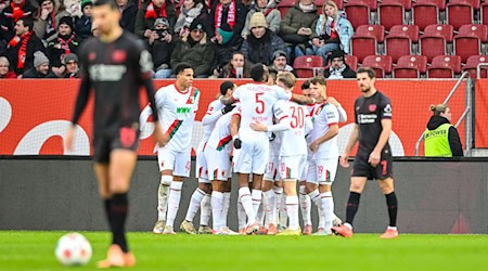 Glückliche Augsburger nach der Führung von Dimitrios Giannoulis. / Foto: Harry Langer/dpa