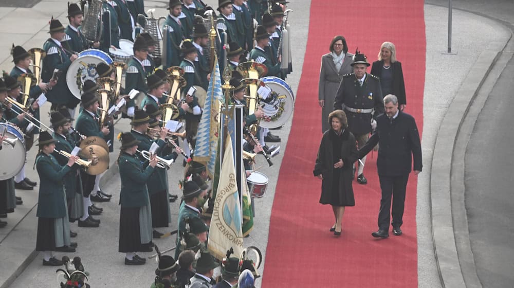 Königin Silvia wurde bei ihrem Besuch in München festlich begrüßt. / Foto: Felix Hörhager/dpa