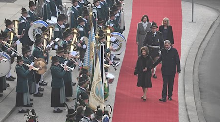 Königin Silvia wurde bei ihrem Besuch in München festlich begrüßt. / Foto: Felix Hörhager/dpa