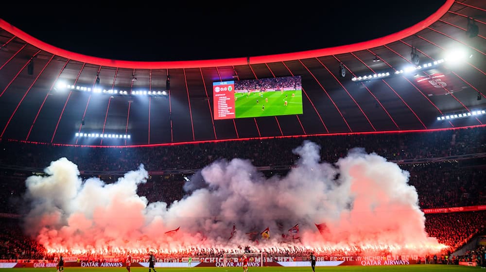 Nach der Pause zündeten die Bayern-Fans in der Südkurve massiv Pyrotechnik.  / Foto: Tom Weller/dpa