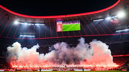 Nach der Pause zündeten die Bayern-Fans in der Südkurve massiv Pyrotechnik.  / Foto: Tom Weller/dpa