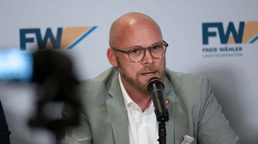 Was am Stammtisch kriminell sei, müsse auch im Netz sanktioniert werden können, sagt Bayerns Digitalminister Fabian Mehring. (Archivbild) / Foto: Pia Bayer/dpa