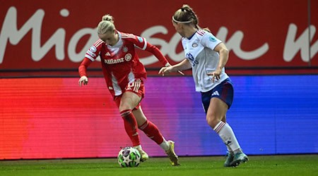 Franziska Kett und die Bayern-Fußballerinnen gewinnen das letzte Spiel des Jahres. (Archivbild) / Foto: Jens Niering/dpa