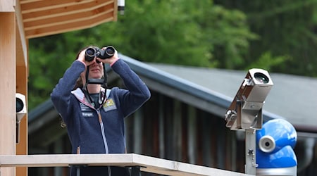 Rangerin Daniela Tritscher war bislang für das Naturschutzzentrum Alpinium in den Allgäuer Bergen unterwegs. Nun wird das Modellprojekt beendet. (Archivbild) / Foto: Karl-Josef Hildenbrand/dpa
