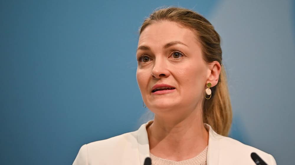 Nach dem Kompromiss zu den Krankenkassenbeiträgen fordert Bayerns Gesundheitsministerin Judith Gerlach (CSU) eine längerfristige Lösung.  Dabei dürfe es keine Denkverbote geben. (Archivbild)  / Foto: Katharina Kausche/dpa