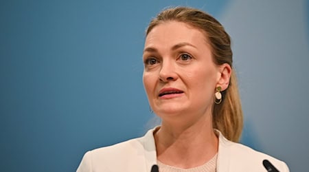 Nach dem Kompromiss zu den Krankenkassenbeiträgen fordert Bayerns Gesundheitsministerin Judith Gerlach (CSU) eine längerfristige Lösung.  Dabei dürfe es keine Denkverbote geben. (Archivbild)  / Foto: Katharina Kausche/dpa