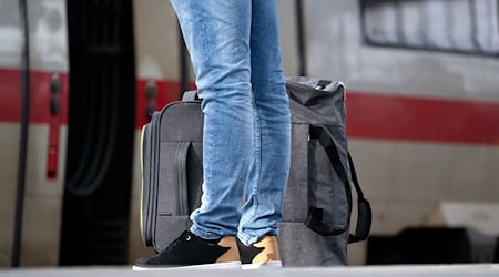 Reisende müssen bei Bahnfahrten in Bayern 2026 wieder einiges an Geduld mitbringen. (Symbolbild) / Foto: Sven Hoppe/dpa