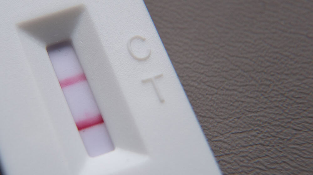 Weil er nicht gemachte Corona-Tests im Umfang von etwa 220.000 Euro abgerechnet hat, ist ein Angeklagter in Augsburg zu einer Bewährungsstrafe verurteilt worden. (Symbolbild) / Foto: Sebastian Gollnow/dpa