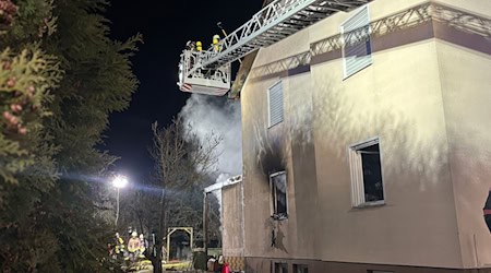 Die Löscharbeiten dauerten bis in den späten Abend an. / Foto: Kevin Weddig/NEWS5/dpa