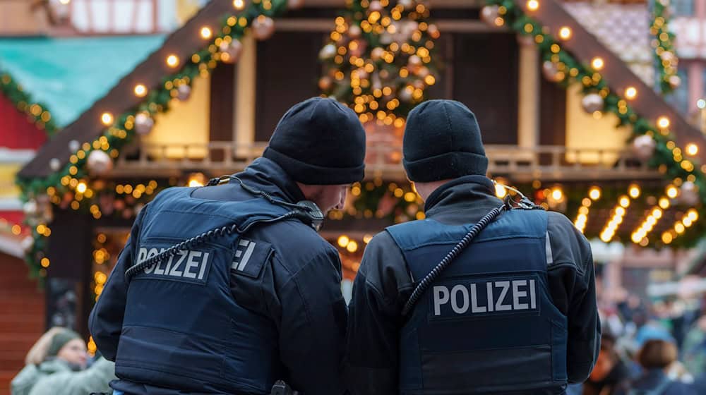 Einsatz auf dem Weihnachtsmarkt: Wegen des randalierenden Mannes rückt die Polizei aus. (Symbolbild) / Foto: Andreas Arnold/dpa