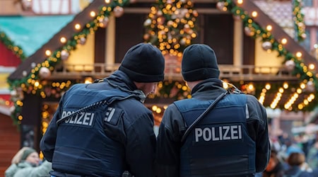 Einsatz auf dem Weihnachtsmarkt: Wegen des randalierenden Mannes rückt die Polizei aus. (Symbolbild) / Foto: Andreas Arnold/dpa
