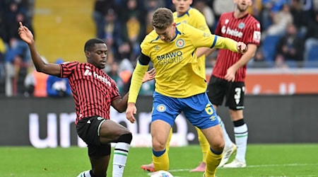Bleibt in Braunschweig: Die bisherige Nürnberger Leihgabe Florian Flick (r). / Foto: Swen Pförtner/dpa