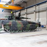 Ein Puma-Schützenpanzer in einer Halle des Rheinmetall-Werks im niedersächsischen Unterlüß. / Foto: Michael Matthey/dpa